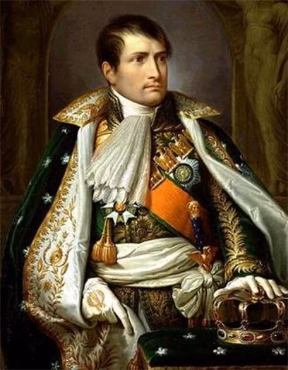 Một lý do khiến nhiều người hiểu lầm Napoleon thấp bé khác là vì thuở nhỏ, nhà cầm quân này có biệt hiệu Le petit caporal, nhiều người sẽ nghĩ “petit” có nghĩa là “nhỏ”, hoặc “lùn”.