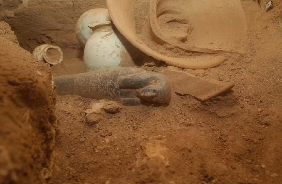 Trên bức tượng shabti có khắc chữ tượng hình của Ai Cập với nội dung ngôi mộ được xây dựng cho một người có tên "Khnummose".
