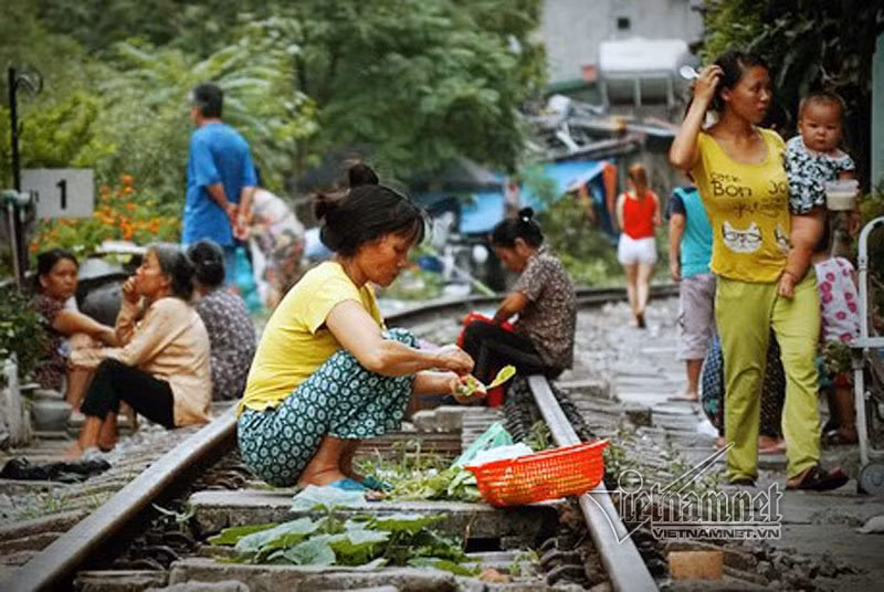 Người dân sống, sinh hoạt ngay ở đường tàu trên các vòm cầu, phố Phùng Hưng.