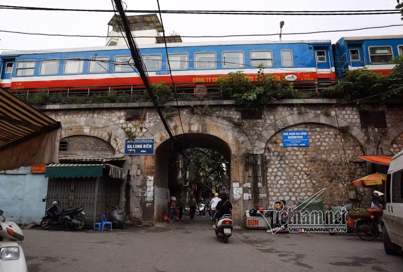 Hà Nội cho xây bịt kín 127 vòm cầu từ nhiều năm trước, chỉ để 4 cửa tạo thuận tiện cho việc đi lại của người dân.