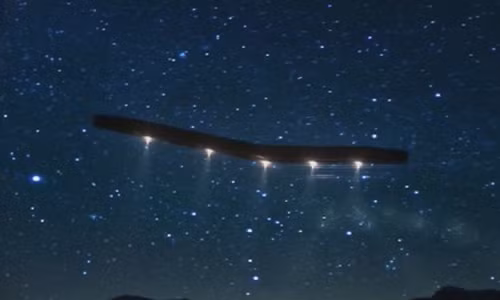 Một số người suy đoán đó rất có thể là UFO. Cho đến nay, hình tam giác màu đen di chuyển cùng các đốm sáng vẫn còn là bí ẩn.