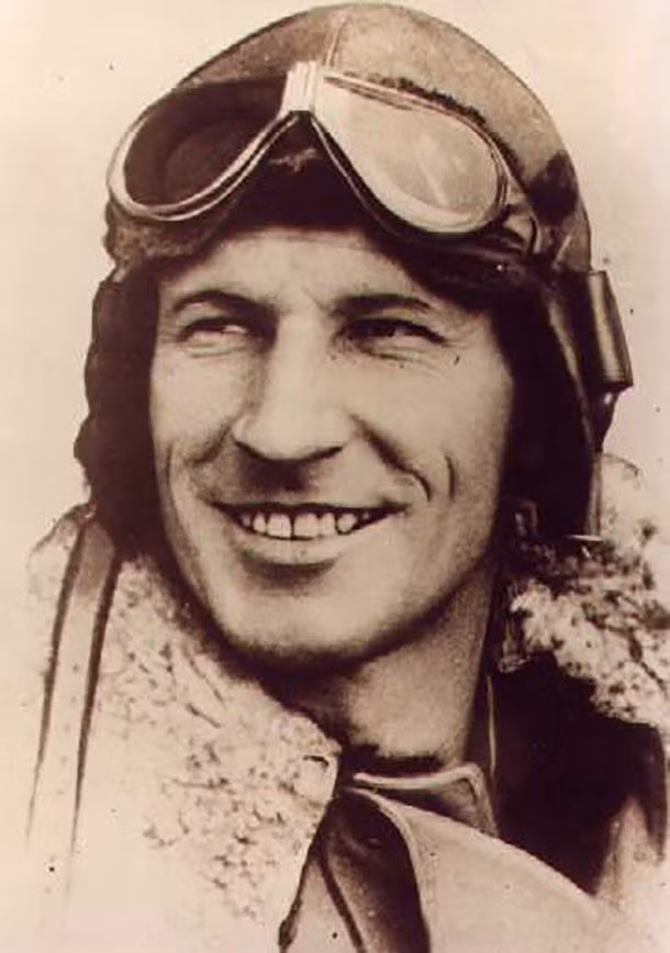 Charles Kingsford Smith là một trong những phi công nổi tiếng thế giới với những chuyến bay từ Sydney đến London, từ Australia đến New Zealand. Tuy nhiên, năm 1935, trên đường từ London về Australia, phi công Charles gặp tai nạn ở Myanmar. Vụ mất tích của phi công này khiến giới chuyên gia đi tìm câu trả lời suốt nhiều thập kỷ.