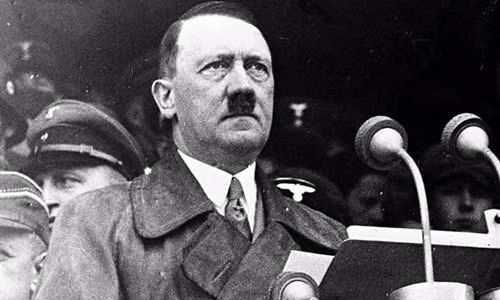 Khi nghe về kế hoạch giết Hitler của Dietrich, Fairbanks rất ngạc nhiên và cho rằng cô rất dũng cảm. Tuy nhiên, việc ám sát Hitler không hề dễ dàng. Do vậy, bề ngoài anh đồng ý với kế hoạch của Dietrich nhưng không hề cho cô có cơ hội tiếp cận Hitler khi trở về Đức để thực hiện kế hoạch trên vì lo cô sẽ gặp nguy hiểm đến tính mạng.