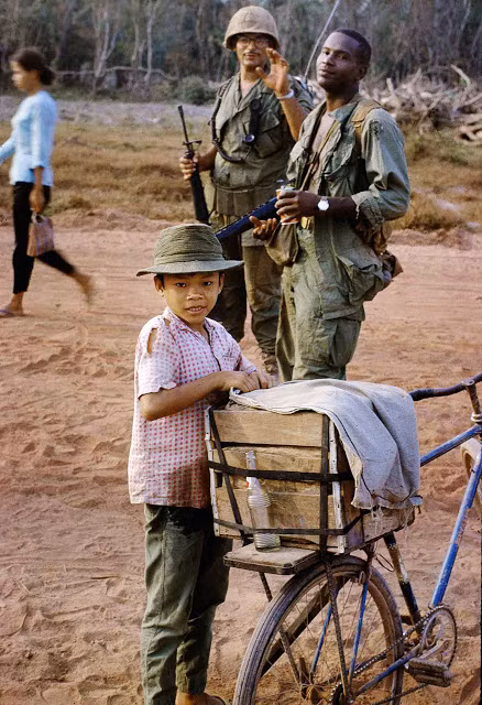 Cậu bé Việt Nam trong khuôn hình của lính Mỹ năm 1969.