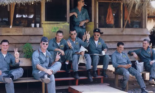 Phi công Mỹ chụp ảnh kỷ niệm trước khi bắt đầu chiến dịch mang tên Rolling Thunder (Sấm Rền) năm 1965.