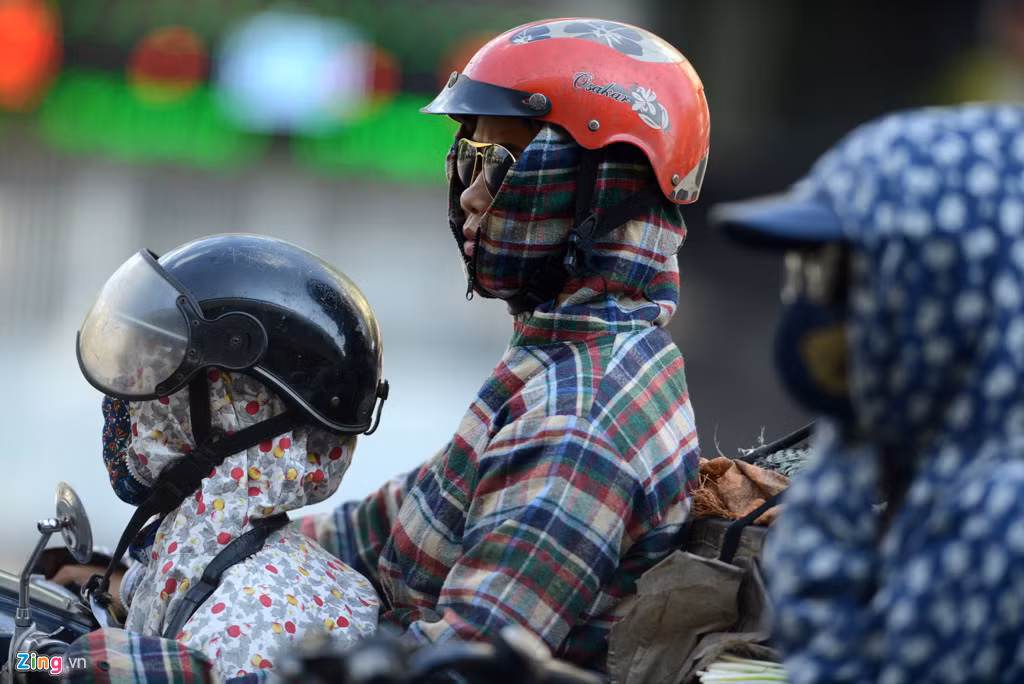 "Ninja đường phố" xuất hiện tràn ngập. Đó là những phụ nữ mặc áo chống nắng phủ kín chỉ hở mắt, mũi. Ảnh: Tiến Tuấn.