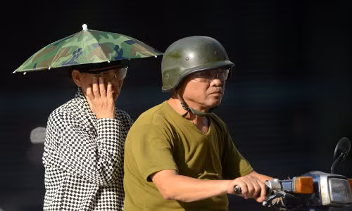 Có người nhân dịp này được khoe "đồ chơi" độc đáo. Ảnh chụp trên phố Ngô Quyền: Tiến Tuấn.