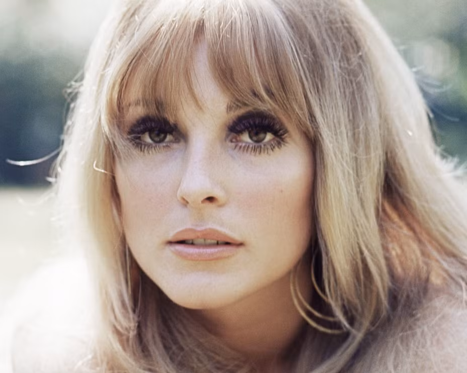 Cái chết của Sharon Tate - nữ diễn viên nổi tiếng đang mang thai hơn 8 tháng gây rúng động dư luận Mỹ. Cô đào này là vợ của đạo diễn danh tiếng Roman Polanski. Tai họa ập đến với Sharon Tate vào ngày 9/8/1969.