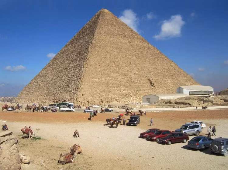 Điều này đồng nghĩa, kim tự tháp Giza nằm ở vị trí trung tâm lục địa trên Trái Đất. Vị trí đặc biệt của kim tự tháp này khiến nhiều người kinh ngạc và chưa thể ký giải đặc điểm dị thường trên.