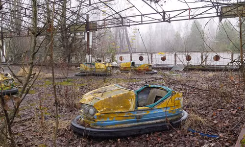 Một công viên ở "thành phố ma" Pripyat trở nên hoang tàn, tiêu điều sau khi người dân rời đi.