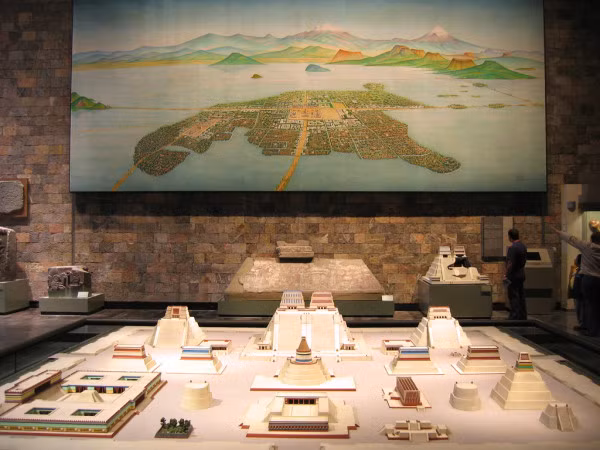 Vào thời kỳ phát triển cực thịnh, khoảng 200.000 người sống ở Tenochtitlan.