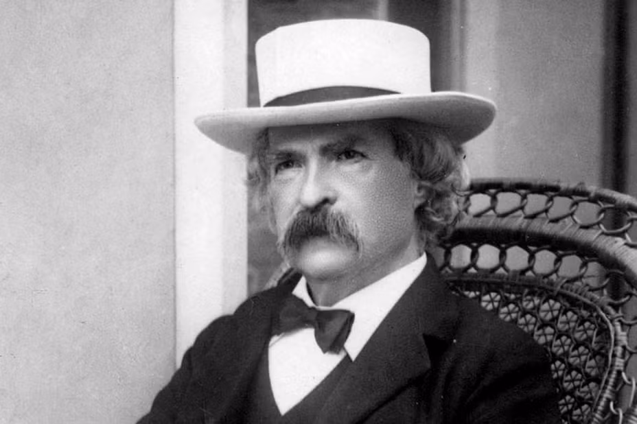 Nhà văn nổi tiếng nước Mỹ Mark Twain được công chúng biết đến nhờ tài tiên tri tương lai. Ông từng dự đoán cái chết của chính mình. Ông sinh năm 1835 khi sao chổi Halley xuất hiện và cho rằng bản thân sẽ qua đời khi sao chổi xuất hiện trở lại. Đúng như lời tiên tri về cái chết của mình, Mark Twain qua đời năm 1910 khi sao chổi xuất hiện trên bầu trời.