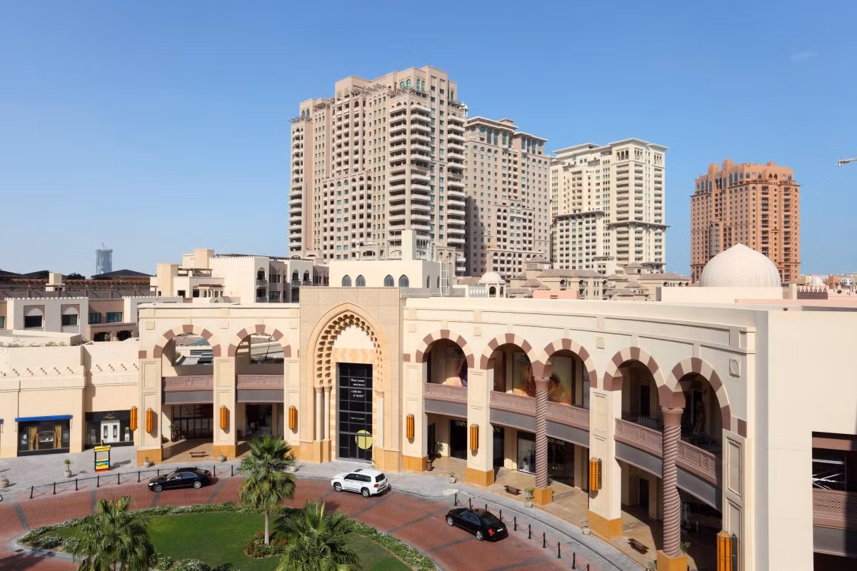 Qatar là nước có tỷ lệ công dân nhập cư lớn nhất thế giới. Với dân số khoảng 1,9 triệu người, dân nhập cư, phần lớn từ Nam Á và Philippines, chiếm đa số với tỷ lệ 8:1 so với dân bản địa.