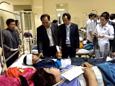 Lãnh đạo TP Uông Bí thăm nạn nhân vụ tai nạn.