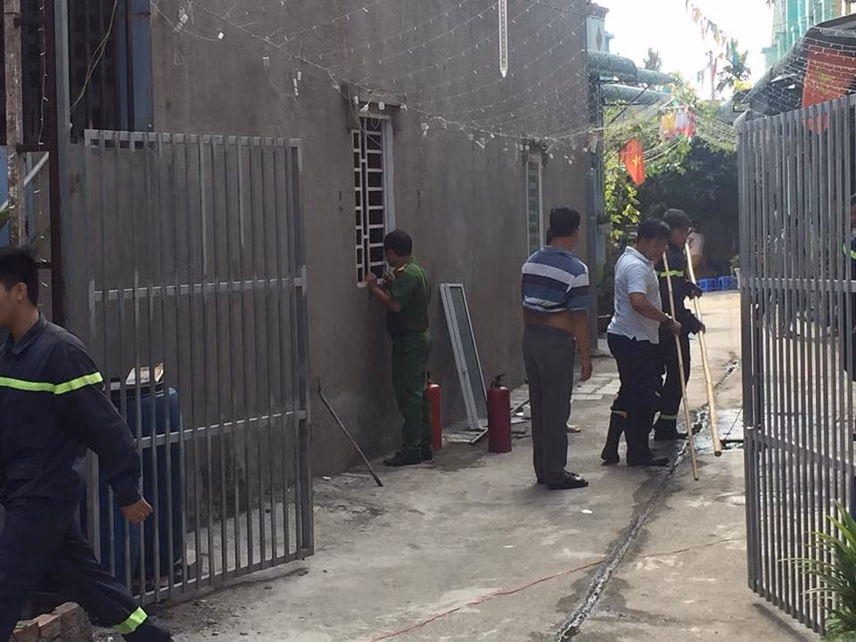 Lực lượng công an thuyết phụt đối tượng bỏ bình gas.