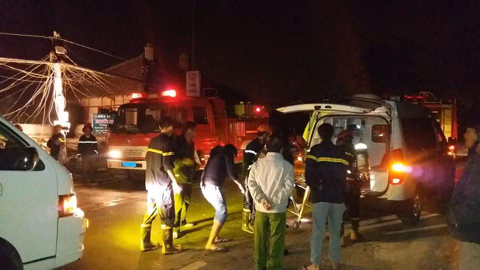 Lực lượng cứu hỏa đưa thi thể nạn nhân tới bệnh viện. Nguồn ảnh: VTC