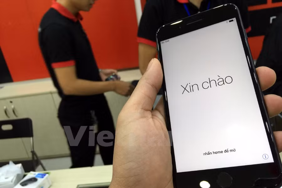 Với nhiều người, chờ đợi chiếc iPhone chính hãng như một sự 'bảo đảm' về chất lượng trong khi nhiều người khác đã sử dụng hàng 'xách tay.' (Ảnh: T.H/Vietnam+)