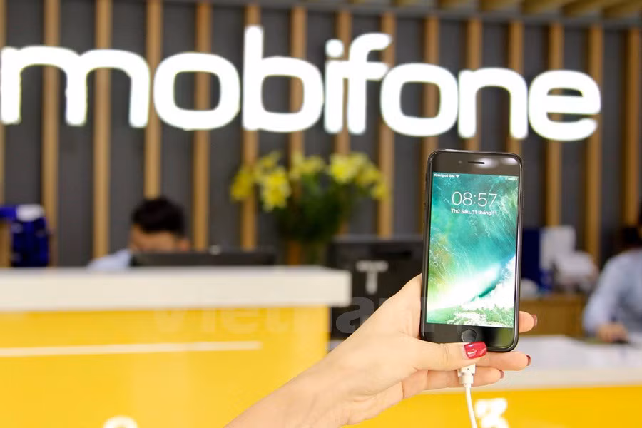 Mạng di động MobiFone cũng chính thức 'nhập cuộc' phân phối iPhone 7/7Plus chính hãng. (Nguồn: CTV/Vietnam+)
