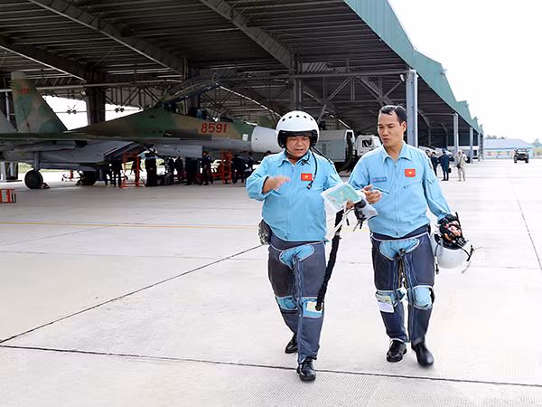 Các phi công trở về sau chuyến bay. 