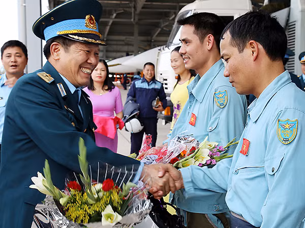Thiếu tướng Phạm Thanh Liêm - Chủ nhiệm Chính trị Quân chủng chúc mừng các phi công.