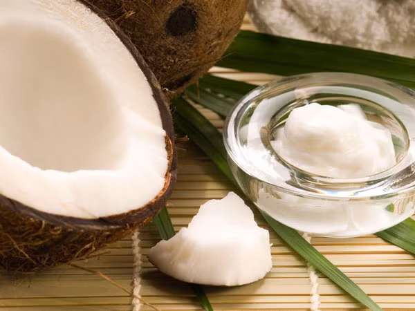 Đường dừa. Đường dừa chứa hầu hết các chất dinh dưỡng có mặt trong nhựa cây. Nó chứa một lượng nhỏ kali, magiê, canxi, kẽm, phốt pho và các khoáng chất cần thiết khác. Đường dừa cũng chứa phytonutrients, flavonoids, và chất chống oxy hóa. Đường dừa rất giàu chất chống oxy hóa, loại bỏ các gốc tự do ra khỏi cơ thể và giúp ngăn ngừa ung thư.