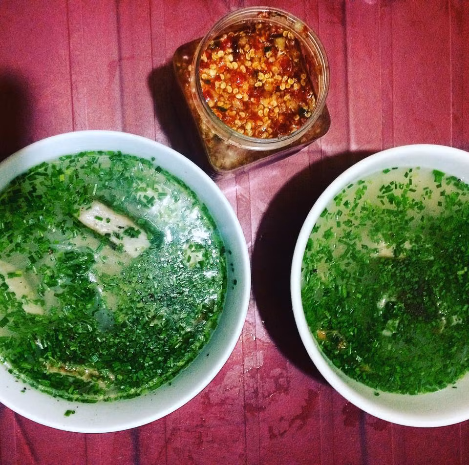 Bánh canh năng hẹ. Vị thơm nồng của hẹ, sợi mì canh trong suốt dẻo dai, nước dùng thanh ngọt, chả cá béo béo ngọt thơm mà không tanh đem lại sự hấp dẫn riêng cho món bánh canh chả cá mà ai đi Phú Yên cũng phải thử. Bạn có thể thưởng thức bánh canh năng hẹ hay còn gọi bánh canh chả cá, bánh canh năng nở ở nhiều quán vỉa hè dọc các con phố ở Tuy Hòa, với giá từ 10.000 - 15.000 đồng/bát. 