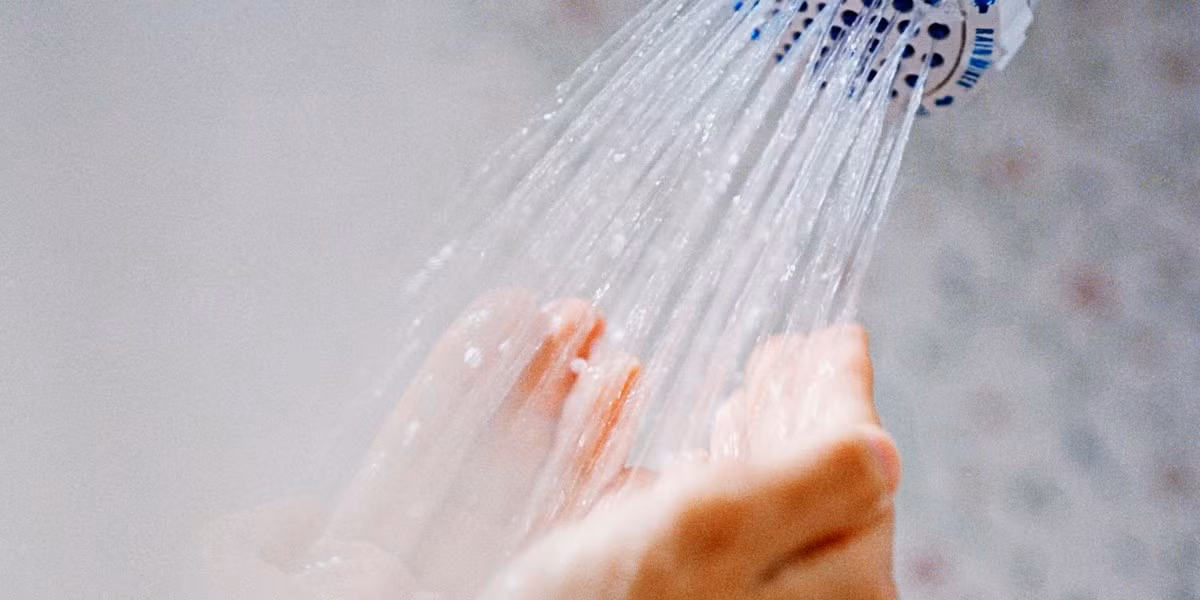 Không nên tắm nước quá nóng, chỉ nên dùng nước ấm; hạn chế sử dụng các loại hóa chất tẩy rửa sẽ làm ngứa tăng thêm. Ảnh: Lifestyle