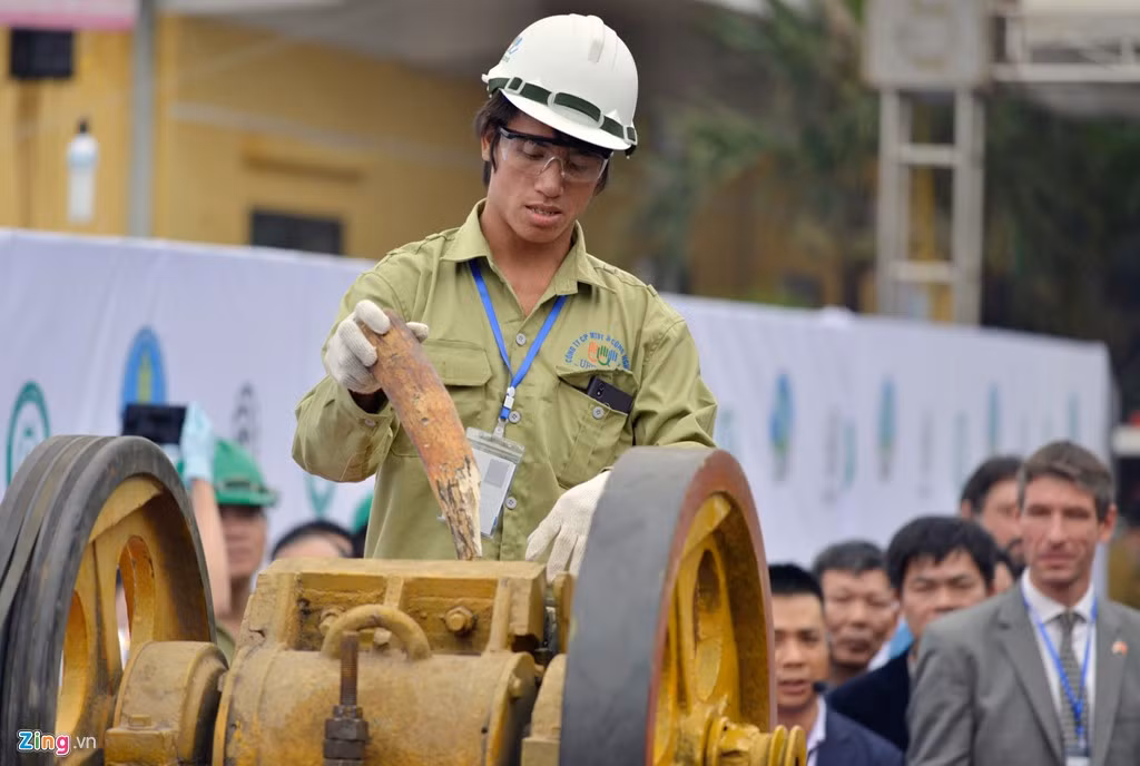 Buổi tiêu hủy diễn ra dưới sự chứng kiến của đông đảo quan khách và phóng viên báo chí trong và ngoài nước.