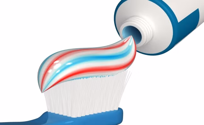 Dù còn nhỏ, cha mẹ vẫn nên dùng kêm đánh răng chứa flouride để ngăn sâu răng cho con, tuy nhiên hết sức lưu ý tới hàm lượng kem đánh răng dùng cho bé.