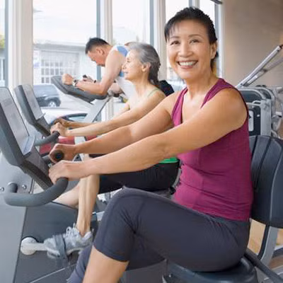 Tuổi mãn kinh, với sự thay đổi của hormone, cơ thể sẽ rất dễ béo. Để giữ nguyên được vóc dáng cơ thể, bạn cần tập những bài tập ở mức vừa tầm, nhưng với thời gian lâu hơn để tiêu tốn hết lượng mỡ thừa trong cơ thể.