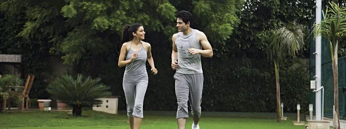 Natri là khoáng chất có vai trò quan trọng trong việc giữ cân bằng nồng độ nước trong tế bào. Khi nồng độ natri trong máu giảm, tức nồng độ natri trong tế bào nhiều hơn ở môi trường máu xung quanh, nước từ ngoài sẽ đổ vào các tế bào, khiến cơ thể và não sưng lên.