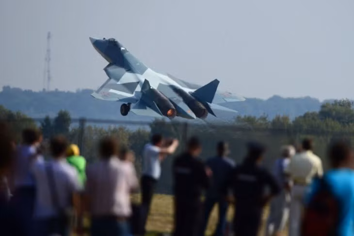 Nhiều chuyên gia xếp hạng T-50 cao hơn cả máy bay F-22 Raptor của hãng Lockheed Martin – chiếc máy bay Mỹ này đã đối mặt với vô số scandal về mức độ tin cậy và sẵn sàng hoạt động của máy bay.