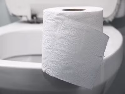 Bệnh sỏi thận khiến nước tiểu của bạn thay đổi màu sắc sang hồng, đỏ và tối sẫm. Khi các hạt sỏi lớn dần và làm tắc niệu đạo, nước tiểu của bạn sẽ pha một chút máu.