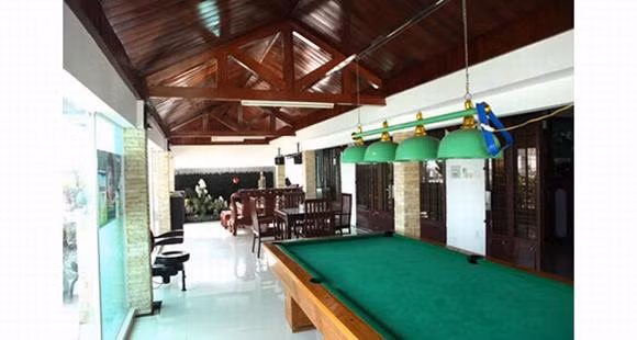 Trong ngôi nhà rộng này cũng có khu vui chơi giải trí sau mỗi giờ làm việc căng thẳng như cầu trượt cho các bé, bàn piano hay nơi đánh bida.