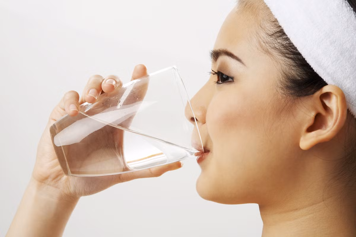 Uống thật nhiều nước, đặc biệt trong bữa ăn sẽ giúp bạn đẩy axit dạ dày trong thực quản xuống dạ dày.