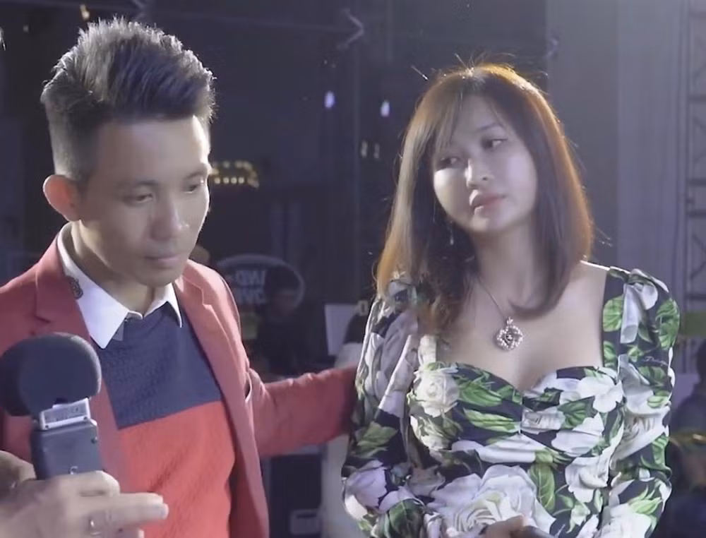Thế nhưng việc Minh Nhựa mua xe tiền tỷ đã là chuyện quá bình thường rồi nên tâm điểm của clip lại thuộc về vợ 2 Mina Phạm. Xuất hiện vài phút ít ỏi, bà mẹ 2 con bị soi gương mặt đơ như tượng.