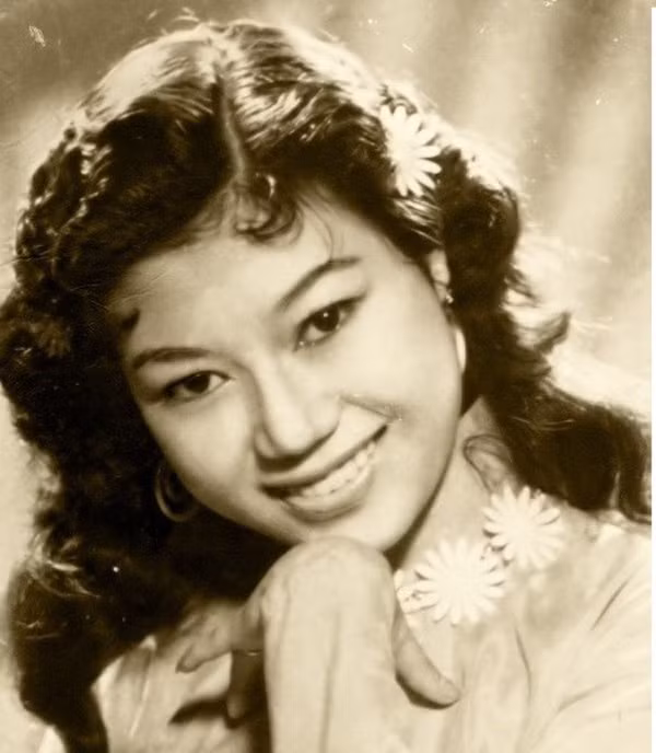 Người thứ hai trong tứ đại mỹ nhân Sài Gòn là Kim Cương, bà sinh năm 1937, được mệnh danh là một kỳ nữ của làng sân khấu kịch nói miền Nam.