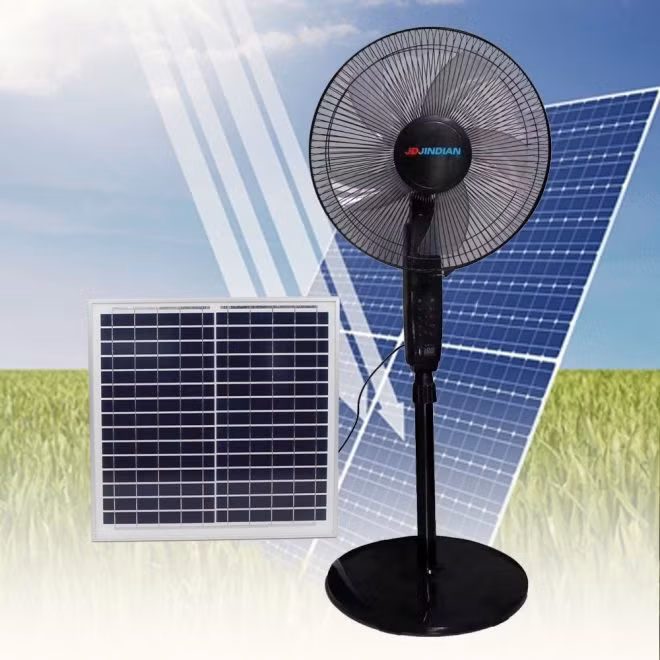 Ngoài việc sử dụng tấm pin năng lượng mặt trời để sạc cho bình ắc quy, quạt cũng có thể sử dụng điện lưới thông qua bộ sạc rời bên ngoài. Điều này giúp linh hoạt trong việc sử dụng quạt khi trời không có nắng, mưa hoặc tấm pin gặp trục trặc.