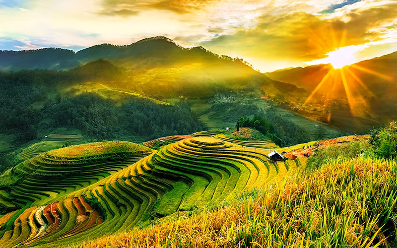 Khí hậu Mù Cang Chải cũng là một điểm thú vị bởi mang tính chất tiểu vùng rõ rệt, nhiệt độ trung bình là 19 độ C, mát mẻ về mùa hạ, lạnh về mùa đông.