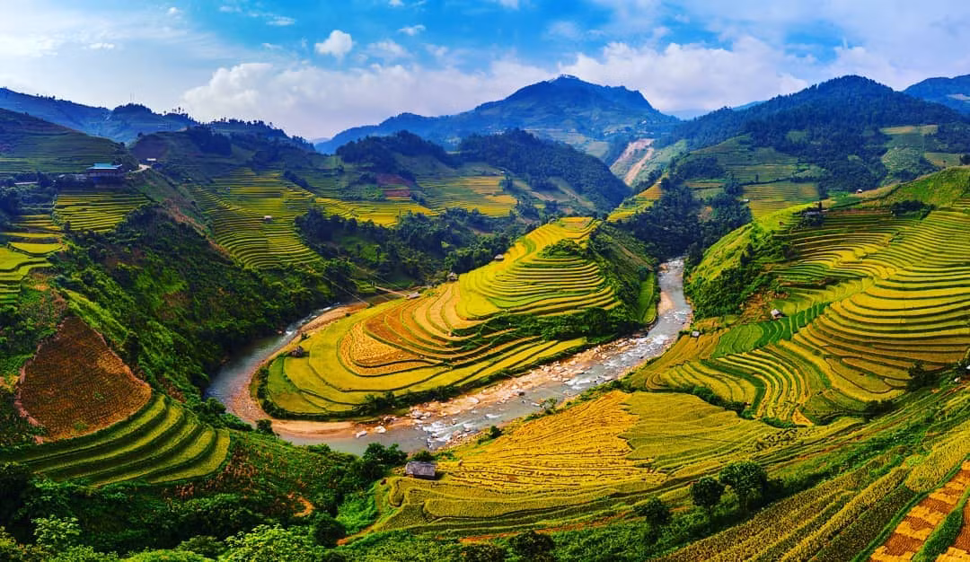  Mù Cang Chải là huyện vùng cao phía Tây của tỉnh Yên Bái, cách trung tâm thành phố Yên Bái 180km. Vùng đất này nằm dưới chân của dãy núi Hoàng Liên Sơn, ở độ cao trên 2.000m so với mặt biển.