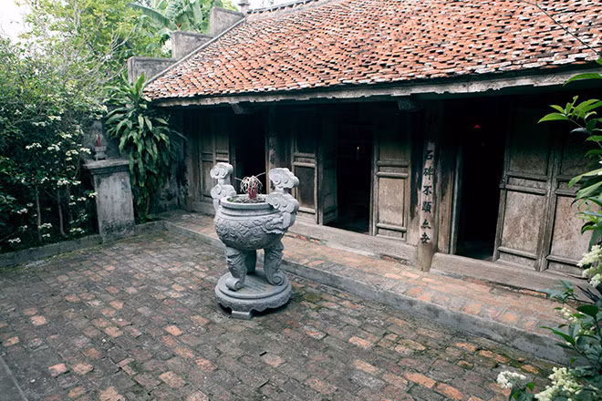 Điểm độc đáo đầu tiên là hoàn cảnh tiếp đón. Thông thường theo phép tắc xã giao khi bạn đến nhà dù thân hay sơ thì trước là trầu nước sau là cơm rượu đãi bạn. Nhưng sau lời chào bạn Nguyễn Khuyến kể ra hàng loạt khó khăn của gia đình. (Ảnh: Khu di tích Từ đường Nguyễn Khuyến). 