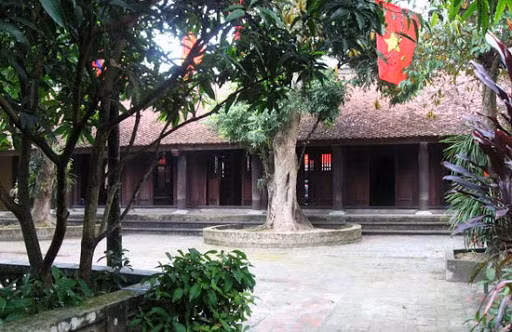 Nguyễn Khuyến liệt kê: Muốn ra chợ thì chợ xa, muốn sai trẻ thì trẻ đi vắng, muốn bắt cá thì ao sâu, muốn đuổi gà thì vườn rộng, rào thưa, ngay đến miếng trầu cũng không có. (Ảnh khu di tích Từ đường Nguyễn Khuyến). 
