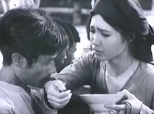 Nhưng bán chó, đứt ruột bán con chị Dậu vẫn chưa hết khổ. Đủ tiền nộp suất sưu cho chồng, bọn cai trong làng lại ép chị nộp cả tiền sưu cho em trai anh Dậu đã chết với lý do chết ở năm ta nhưng lịch tây đã sang năm mới.