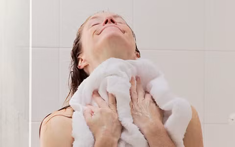 Khăn tắm: Khăn tắm ẩm ướt là môi trường lý tưởng để vi khuẩn nấm mốc phát triển. Hơn thế tế bào chết của da cũng góp phần làm gia tăng vi khuẩn, nấm mốc. Hãy giặt khăn sau vài lần dùng, thay khăn mới sau 6 tháng sử dụng.