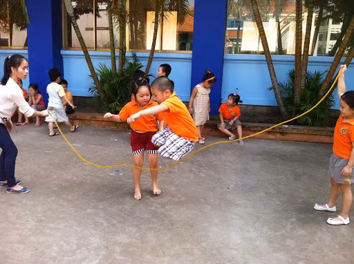 Nhảy dây: Trò chơi này khá phổ biến. Người chơi phải tuân thủ luật đó là khi nhảy không được giẫm chân lên trên dây. Nếu giẫm phải dây là thua cuộc.