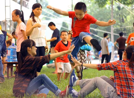 Trồng nụ trồng hoa: 2 người ngồi đối diện nhau chồng tay, chân... lên để nhóm bạn nhảy qua nhảy lại sao cho không chạm vào “nụ hoa”. Người nào chạm phải thì bị loại. Trò chơi kết thúc khi tìm được người chiến thắng và thay đổi người trồng nụ trồng hoa khác.