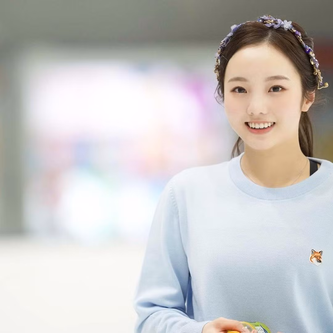 Đến năm 11 tuổi, nữ VĐV đã được truyền thông xứ sở hoa anh đào tôn vinh là người kế vị xứng đáng cho Asada Mao - cựu ngôi sao trượt băng sinh năm 1990. Kể từ đó, những lời khen có cánh liên tục được người hâm mộ dành cho "thiên thần nhí". Ảnh: Instagram NV.