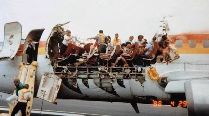 Ngày 28/4/1988, phần nóc của một máy bay phản lực sở hữu bởi hãng hàng không Aloha Airlines đã bị xé toạc trên không trung ở độ cao 7,3 km. Máy bay vẫn hạ cánh an toàn. Nhưng một tiếp viên đã bị hút ra khỏi máy bay. Thi thể của cô không bao giờ được tìm thấy.