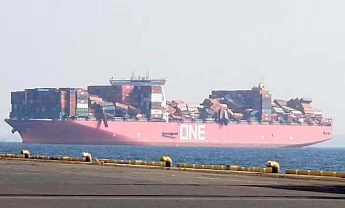 Con tàu container 'One Apus' đến Nhật Bản sau khi làm mất hơn 1.800 container khi băng qua đại dương.