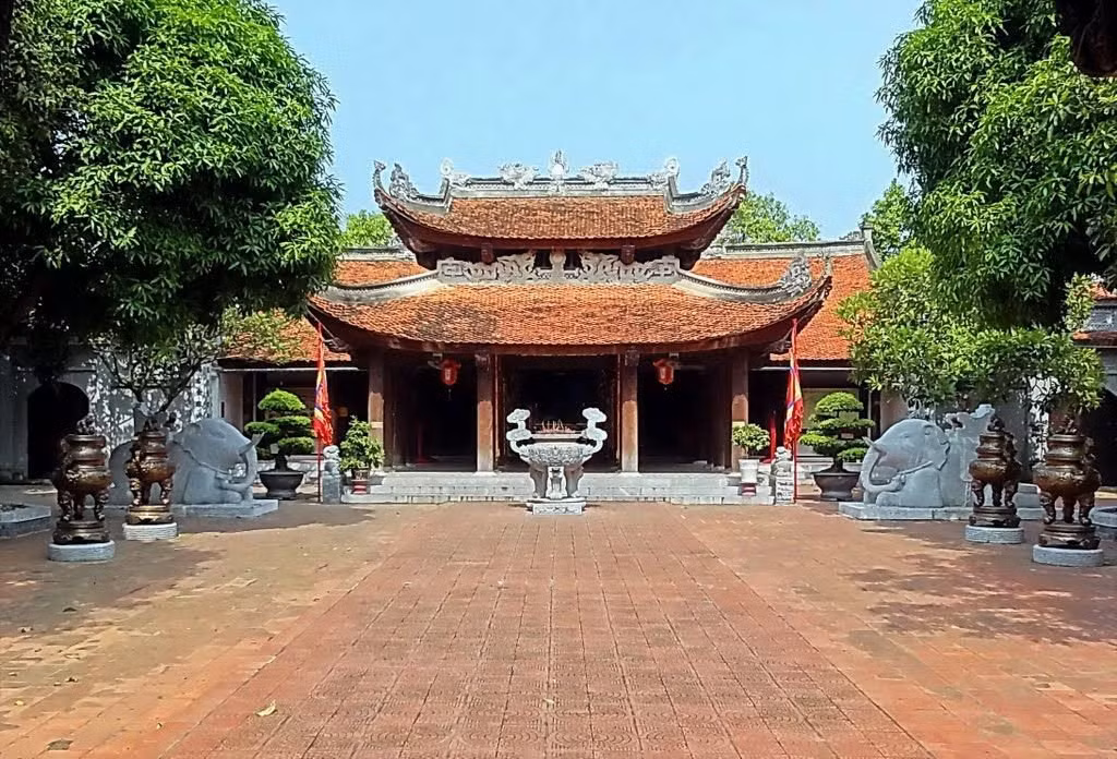 Theo sách “Hỏi đáp về mọi chuyện khoa học xã hội”, năm Nhâm Thìn (1052), vua Lý Thái Tông cho đặt chiếc trống lớn ở sân Rồng rồi ban chiếu cho nhân dân, ai có oan sai cứ đến gõ trống, vua sẽ sai quan ra giải quyết. Nếu cần, đích thân vua sẽ xem xét mọi việc. Đây là điển tích đẹp trong lịch sử phong kiến Việt Nam..